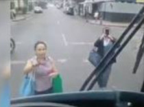 mujer para omnibus en medio de la calle